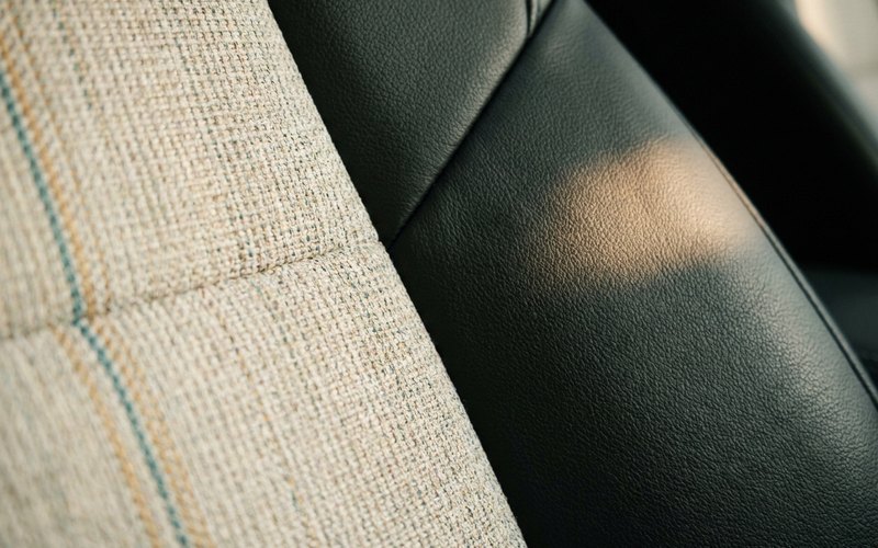 水性シートコーティングを車のシートに施工している様子