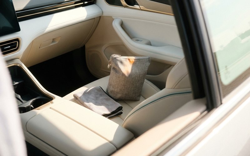 車内の除湿剤と乾いた布・少し開けた窓