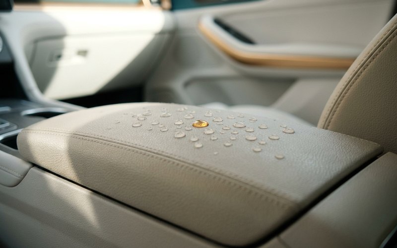 保護されたシート表面で水滴が玉になっている拡大