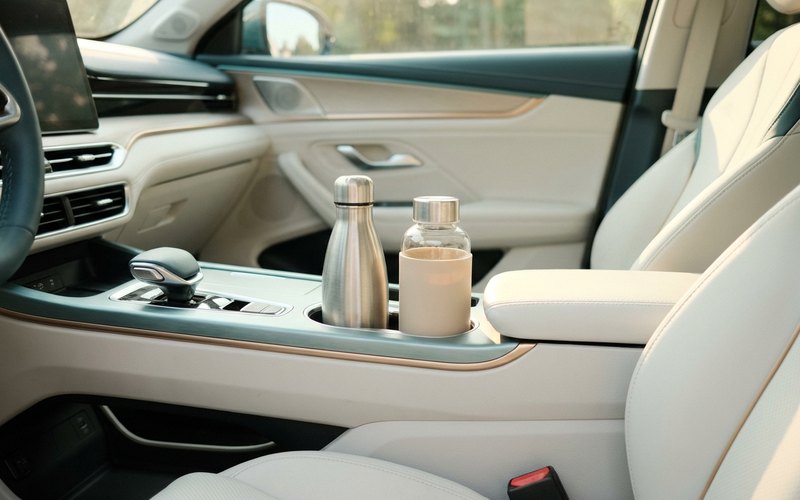 カップホルダーに飲み物を固定した整頓された車内