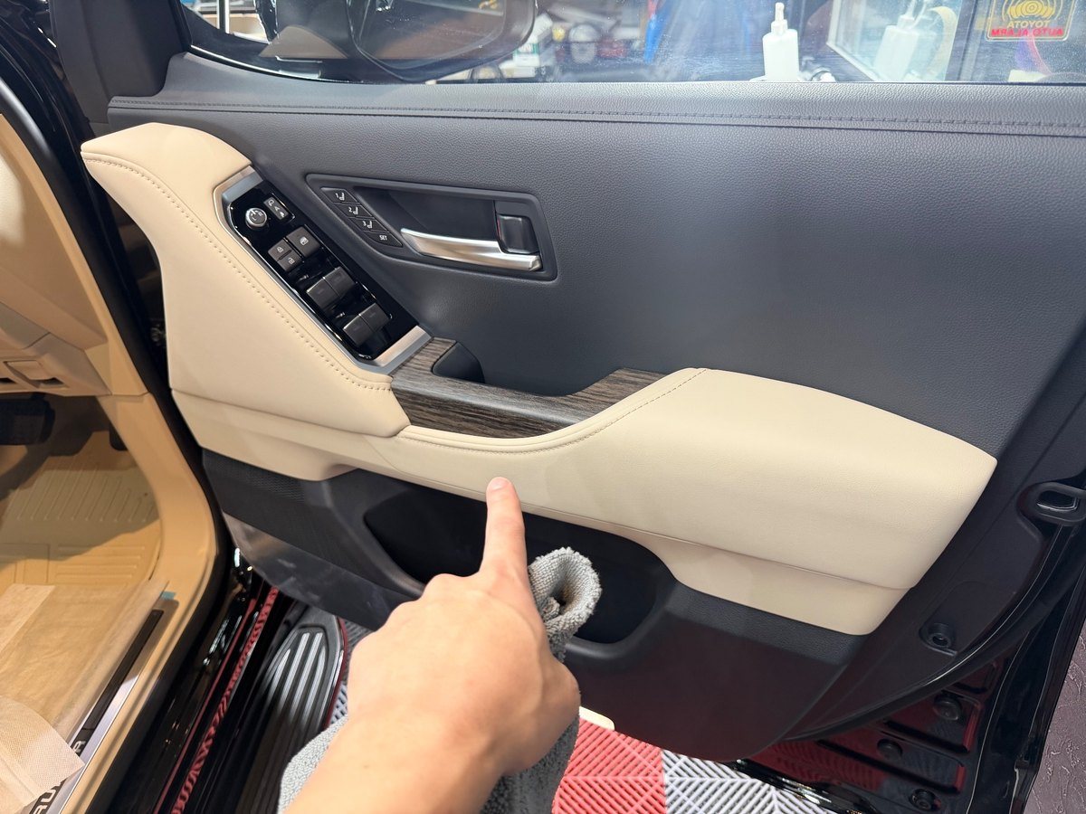 ランクル300の内装。運転席ドアの内張りの明るいベージュの部分を指さしている