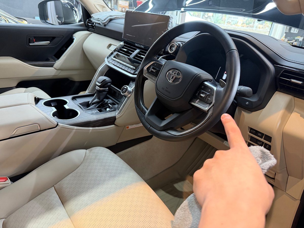 ランドクルーザー300の運転席まわり。ハンドルの下、シートの横を指さしている