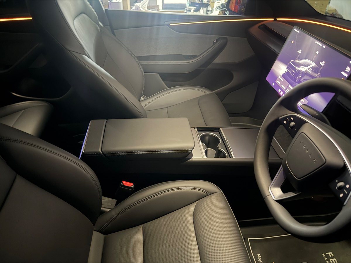 テスラ モデルYの運転席と助手席。黒いシートの座面と背もたれ