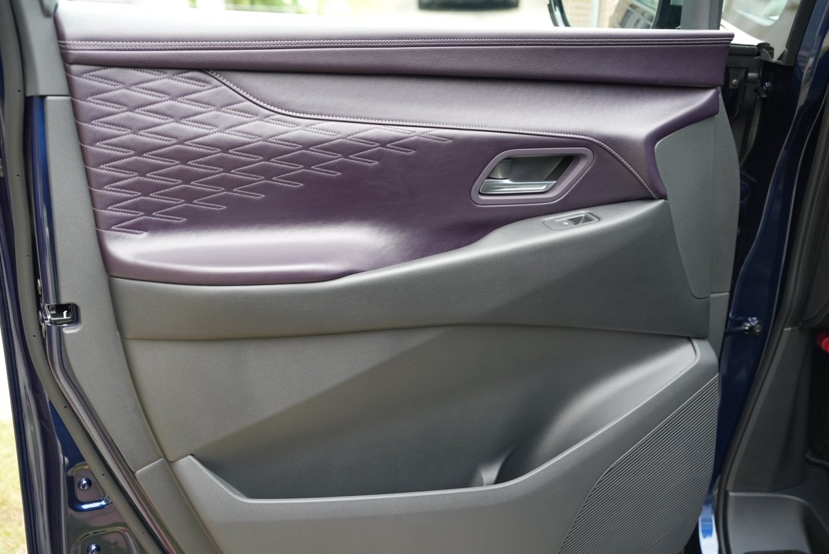 新型エルグランドのドアの内張り。キルティングの入った部分と取っ手