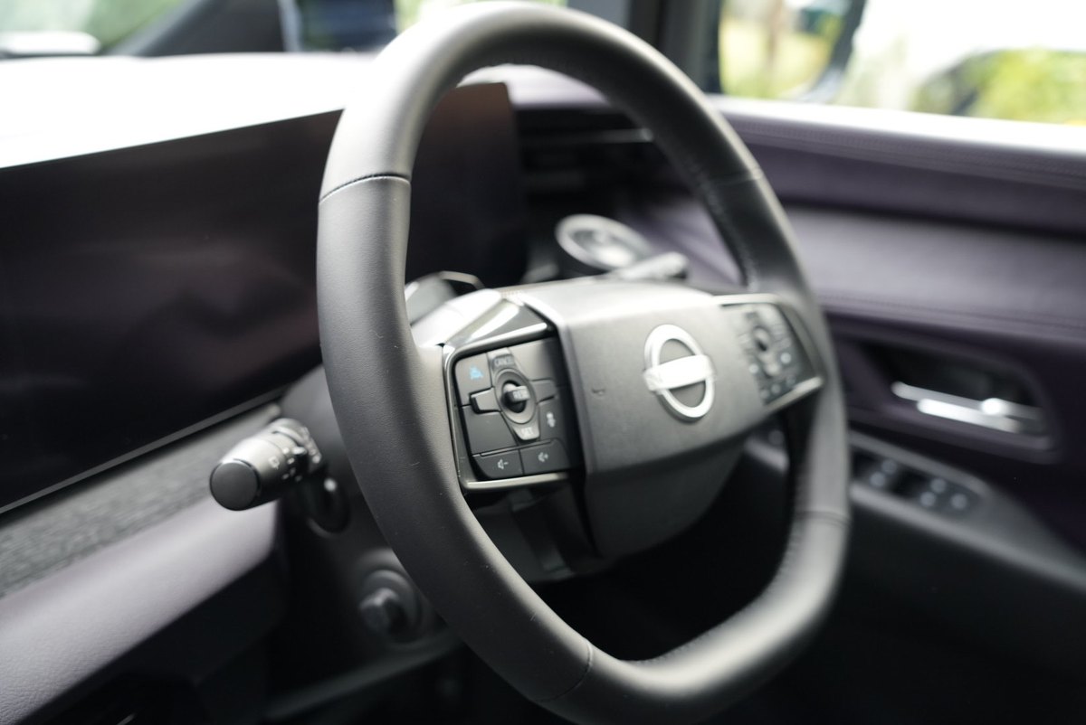 新型エルグランドの運転席まわり。ハンドルと大きな画面